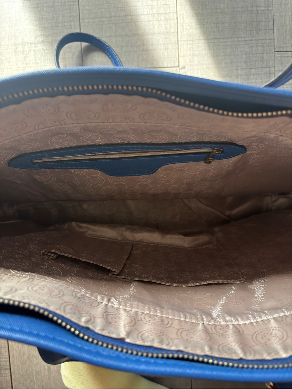 🦋Michael Kors🦋Saffiano Leather Tote Bag in Blue with Gold Tone Accents - Picture 8 of 8